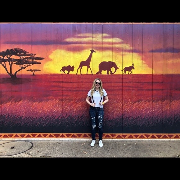 Meet your Posher, Stephanie - Picture 3 of 4